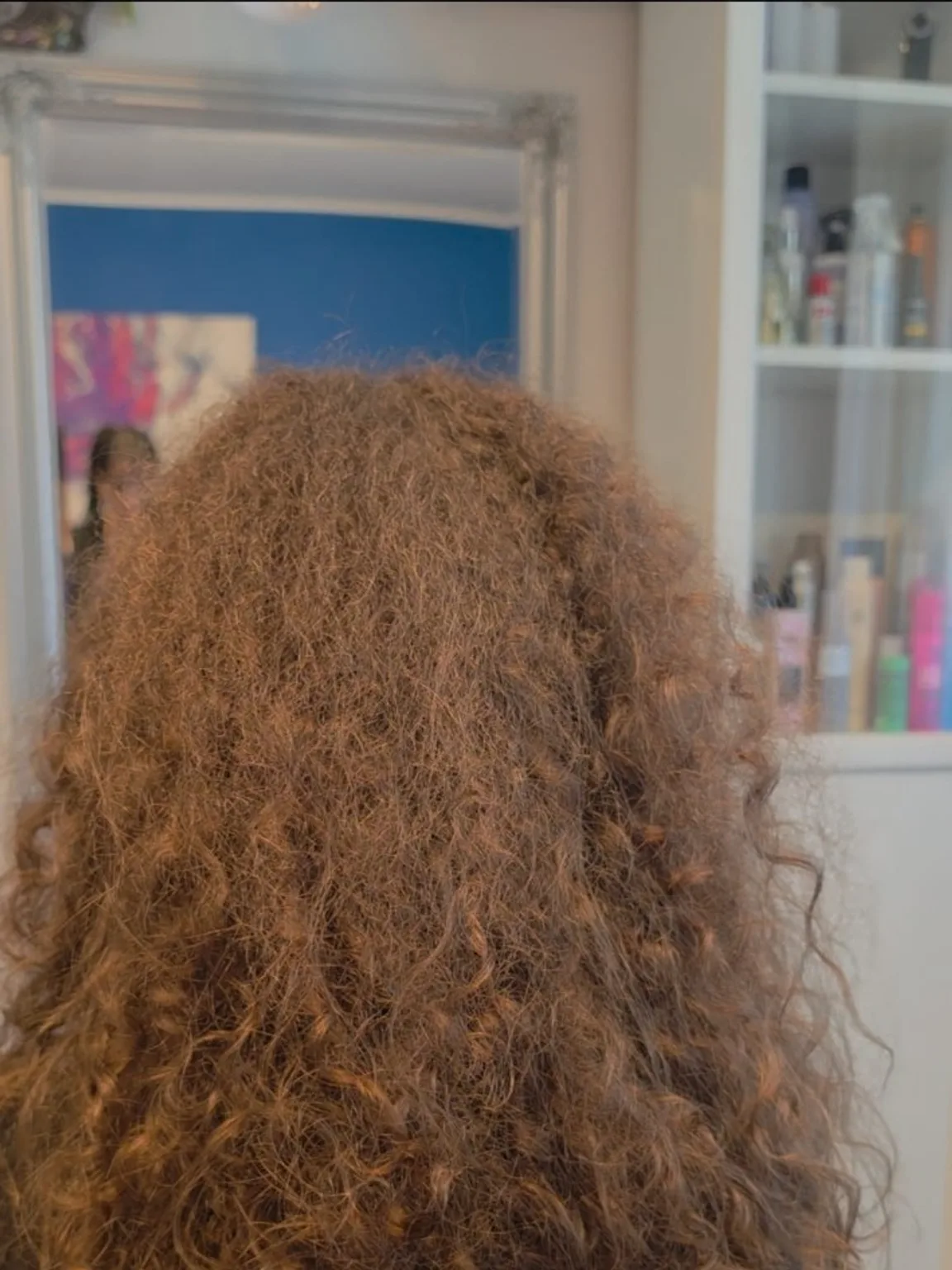 Păr creț și cu frizz înainte de nanoplastie — clientă la Mya Hair Therapy Galați