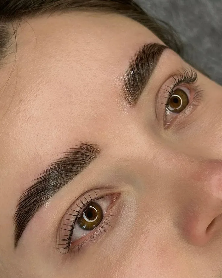 Sprâncene laminate și conturate — exemplu rezultat Mya Beauty Galați